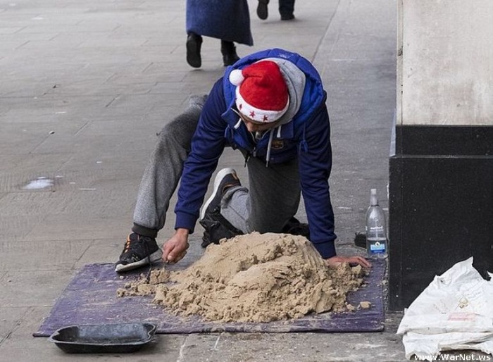 В Лондоне уличный художник создает скульптуры из песка