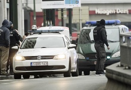 После рейдов полиции в Брюсселе задержаны семь человек - двое их них попали на камеры наблюдения во время терактов