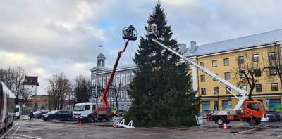 Фото | На фоне политических страстей Нарва активно украшается к предстоящим праздникам