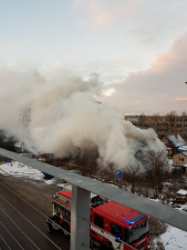 ВИДЕО: в Нарве сгорел заброшенный дом, никто не пострадал
