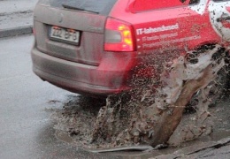 Что делать, если яма на дороге повредила машину?