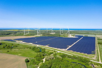 В Ида-Вирумаа открывается первый в Эстонии гибридный ветро-солнечный парк