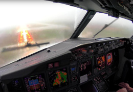Буря и нулевая видимость: опубликованы кадры посадки Boeing-737 в экстремальных условиях