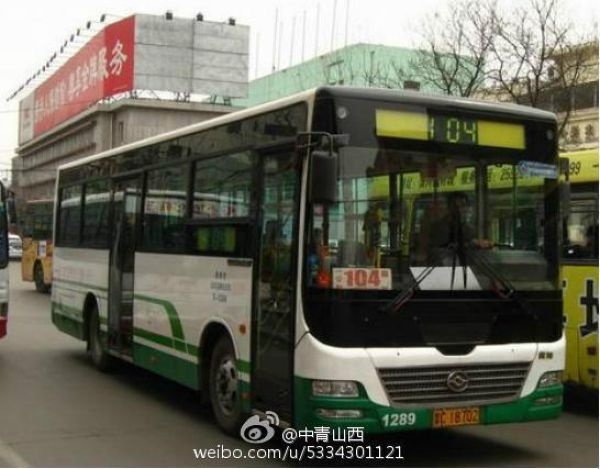 Китайский водитель автобуса добирается до работы на одном из личных суперкаров