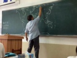 Учитель географии рисует на доске карту мира