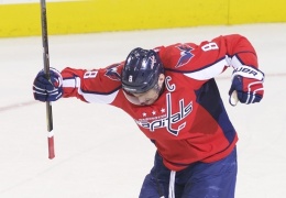 Александр Овечкин первым из российских хоккеистов преодолел рубеж в 500 заброшенных шайб в НХЛ 