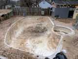 Американец приобрел обветшалый дом за $20 000 и обнаружил огромный бассейн в заросшем саду