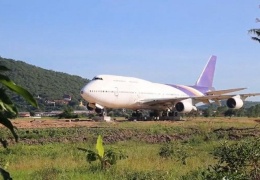 Тайские жители очень удивились, когда BOEING 747 появляется в одночасье в поле возле их домов