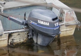 На Нарвском водохранилище при совершении маневров перевернулась моторная лодка 