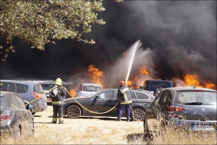 На парковке музыкального фестиваля в Португалии сгорели 422 автомобиля