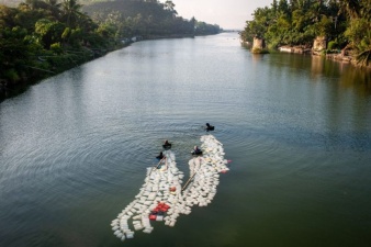  Бабушки, которые плавают по 3 км с 200 канистрами за спиной, чтобы набрать чистой воды