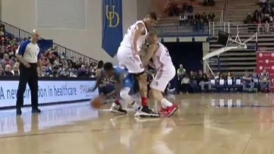 YouTube ВИДЕО: баскетболист из США обыграл соперника, пробежав у него между ног 