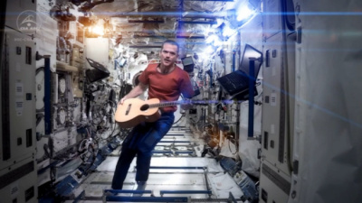 Видеоклип на песню Дэвида Боуи, снятый на борту МКС, стал хитом Youtube