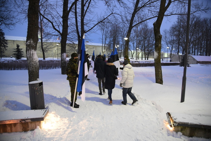 ФОТО: нарвитяне и гости города встретили 103-ю годовщину независимости ЭР поднятием флага