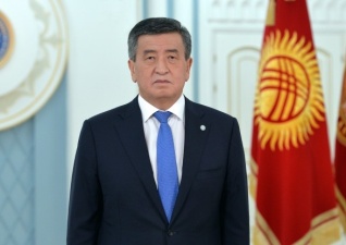 Президент Киргизии допустил отмену итогов выборов. Протестующие освободили арестованных политиков и формируют новую власть 