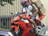 Как уместить на багажнике мотоцикла девушку и системный блок