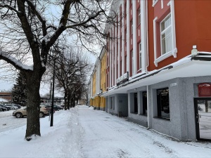 Уборка снега в Нарве: городские службы круглосуточно мониторят ситуацию, уверяют власти