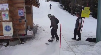 Неопытный сноубордист и подъемник