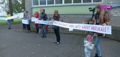 Родители детей эстонского детсада Нарвы устроили пикет против назначения нового директора 
