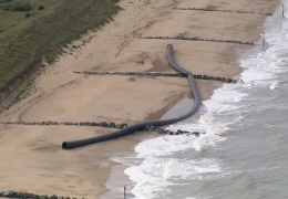 На британское побережье вынесло гигантские пластиковые трубы