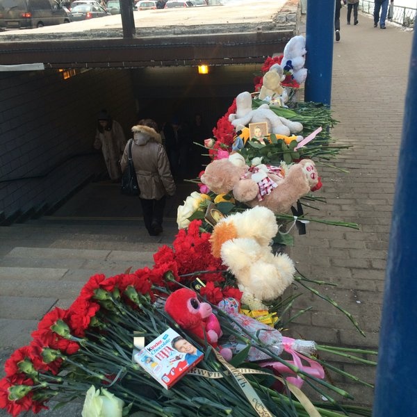 Жители столицы организовали у метро "Октябрьское поле" мемориал в память об убитой девочке