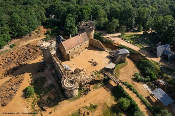 Французы 20 лет строят средневековый замок по средневековым технологиям