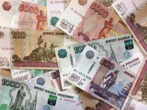 Курс евро превысил 80 рублей: очереди на границе в Нарве пока увеличились незначительно 