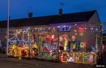 Англичанин ежегодно украшает свой дом к Рождеству