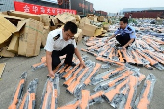 Китайские правоохранители уничтожают изъятое игрушечное оружие