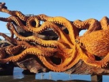 Гигантский осьминог из цельного ствола дерева