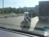 Новосибирская школьница спешит на линейку