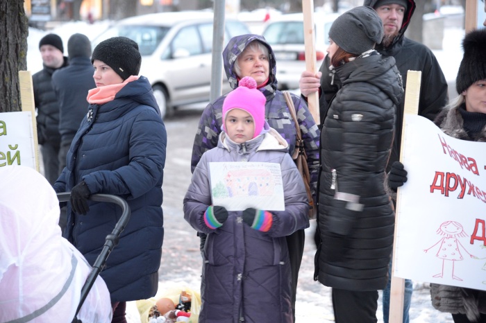 Пикет против закрытия детского отделения в Нарвской больнице прошел очень бурно