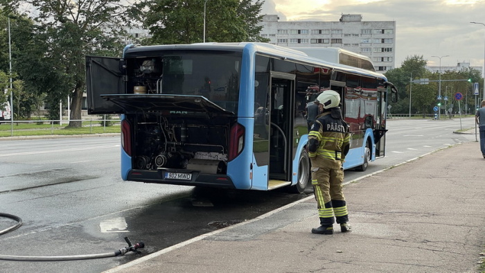 ФОТО: в Нарве задымился автобус