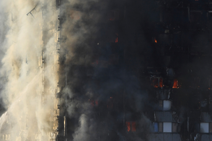 Лондоне горит высотный жилой дом, часть жителей оказалась в огненной западне 