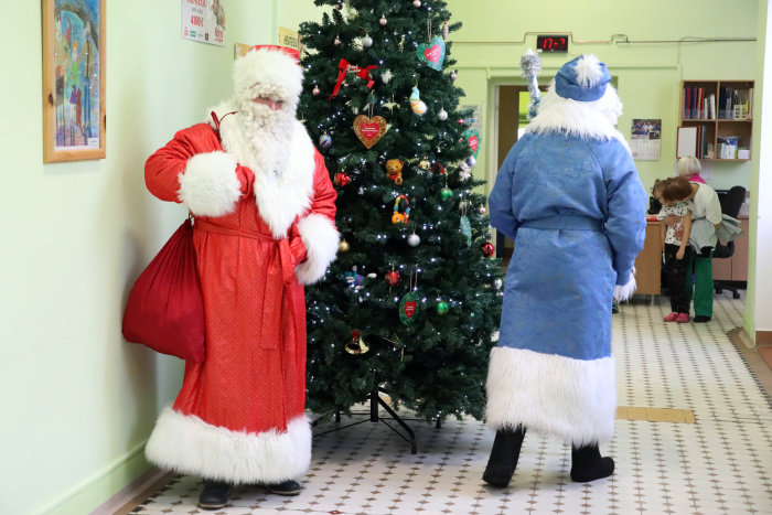 ФОТО: SKAIKA в гостях у Smarty, а они обе плюс Jõuluvana и Дед Мороз - в гостях у Нарвской больницы!