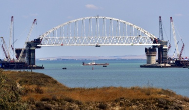 Украина накажет санкциями строителей моста через Керченский пролив