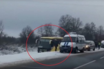 Лобовое столкновение: следовавший из Тарту в Петербург автобус попал в ДТП, есть пострадавший (видео)