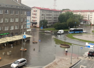 В Нарве затопило центральное кольцо: автомобили встают, молодежь резвится