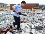 Китайские правоохранители уничтожают изъятое игрушечное оружие