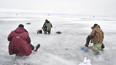 На Нарвском водохранилище рыбак провалился под лед и пропал 