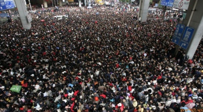 100 тысяч человек застряло на вокзале в Гуанчжоу
