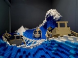 Знаменитую гравюру «Большая волна» собрали из 50 000 деталей LEGO 