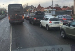 В Ивангороде снова скопилась многотысячная автомобильная пробка перед эстонской границей 