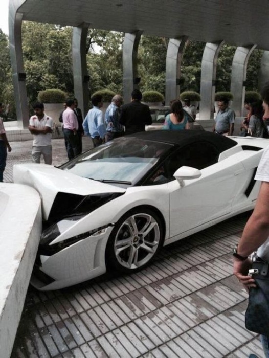 Работник гостиницы припарковал Lamborghini