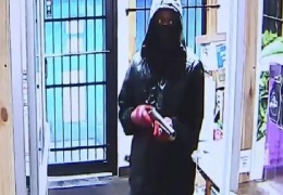 Преступник на свою беду решил ограбить магазин, в котором работала мама и дочь 