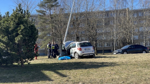 Пожилой мужчина погиб в ДТП в Нарве, врезавшись в фонарный столб