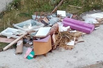 Рабочие выкидывали мусор из окон, а потом оставили его на газоне