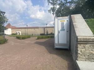 Биотуалет в парке Нарвского замка заработает уже на этой неделе. Но по ночам