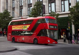 Десятки людей в Лондоне дружно подняли двухэтажный автобус, спасая моноциклиста