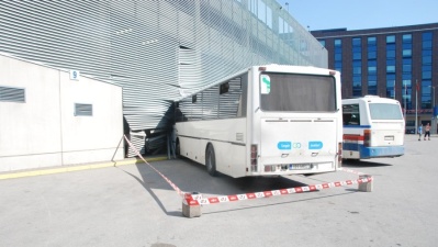Фото: в Тарту автобус врезался в торговый центр 